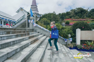 ทางขึ้นในช่วงแรกเป็นขั้นบันได ไม่สะดวกสำหรับผู้พิการ