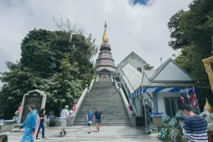 ทางขึ้นพื้นที่ด้านบนพระธาตุเป็นขุ้นบันไดสูง