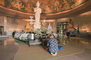 ภายในของพระมหาธาตุนภพลภูมิสิริ เป็นที่ประดิษฐานพระพุทธรูปปางรำพึงแกะสลักด้วยหินหยกขาวจากประเทศจีน