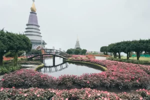 พระมหาธาตุทั้ง 2 องค์นี้ มีรูปทางสภาปัตยกรรมทรงคล้ายคลึงกัน คือ ฐานเป็นรูป 12 เหลี่ยม มีระเบียงแก้วโดยรอบเป็น 2 ระดับ