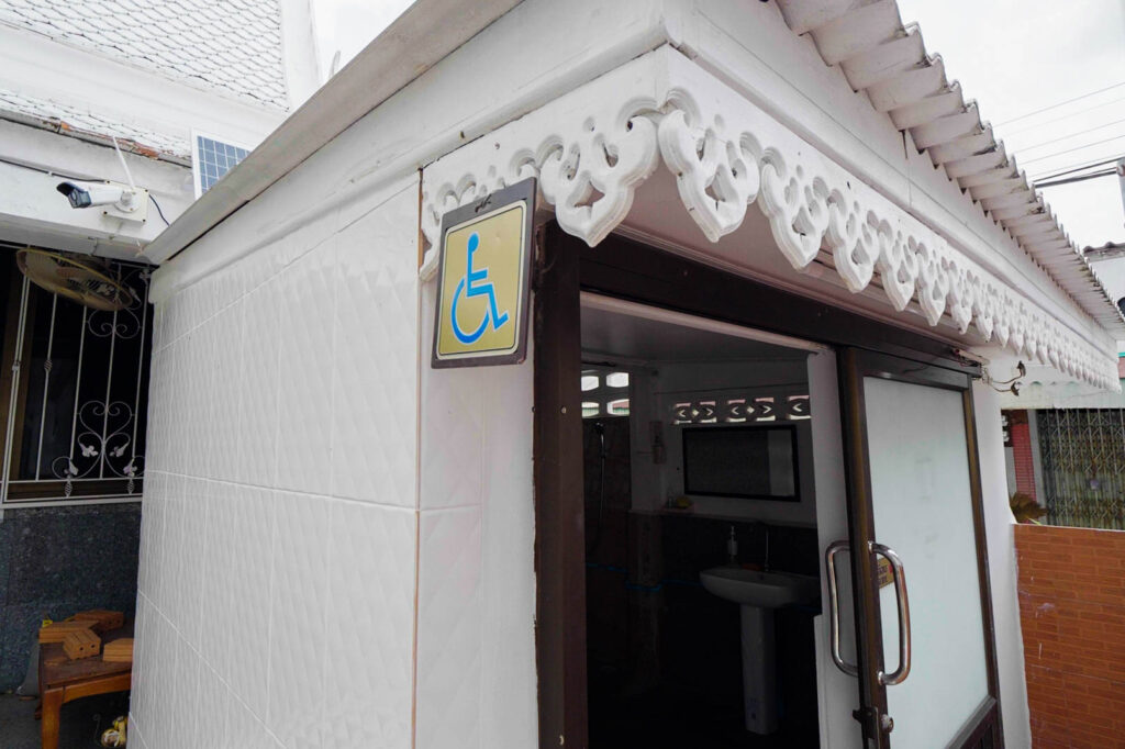 ห้องน้ำสำหรับคนพิการและผู้สูงอายุมีให้บริการ