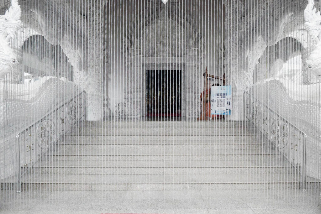 บริเวณทางเข้าอุโบสถเป็นขั้นบันได