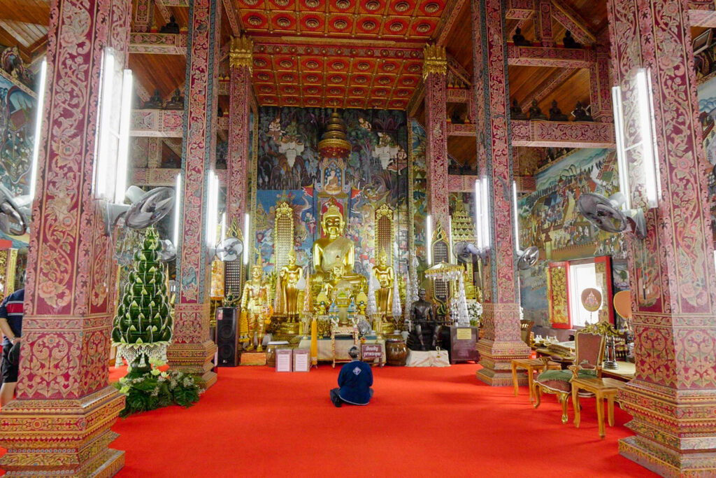 ภายในโบสถ์มีภาพจิตรกรรมฝาผนังแสดงให้เห็นวิถีชีวิตของชาวเมืองน่านที่งดงาม