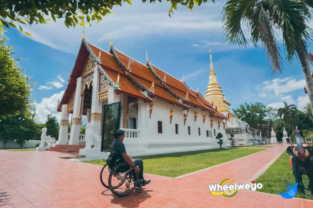 ผู้พิการปั่นรถบริเวณวัด