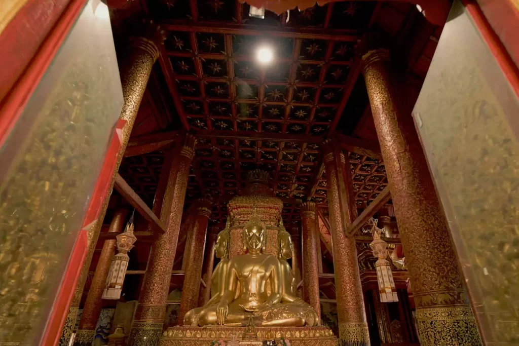 ภายในพระอุโบสถประดิษฐานพระพุทธรูปขนาดใหญ่ 4 องค์ หันพระพักตร์ออกไปทางด้านประตูทั้งสี่ทิศ