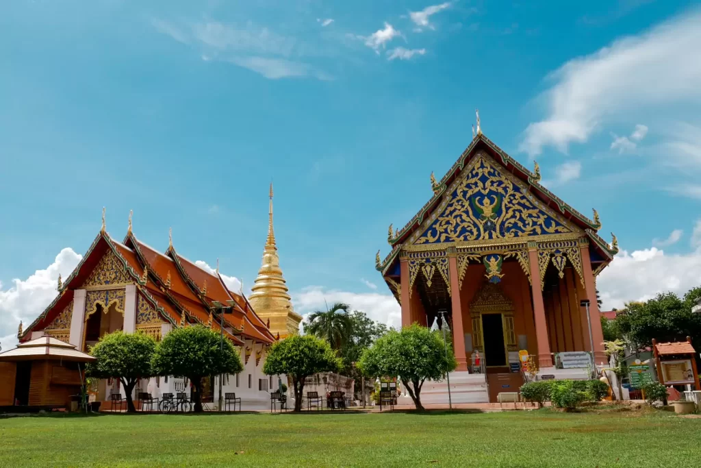 พระวิหารหลวงวัดพระธาตุช้างค้ำวรวิหาร เป็นวิหารขนาดใหญ่ รูปทรง สร้างตามสถาปัตยกรรม ทางภาคเหนือ ลักษณะภายในโอ่โถง ด้านหน้ามีสิงห์คู่ ยืนตรงเชิงบันได ด้านละตัว มีทางเข้า 3 ทาง ประตูกลาง ทำเป็นประตูใหญ่ และประตูเล็ก อยู่ด้านซ้ายและด้านขวา