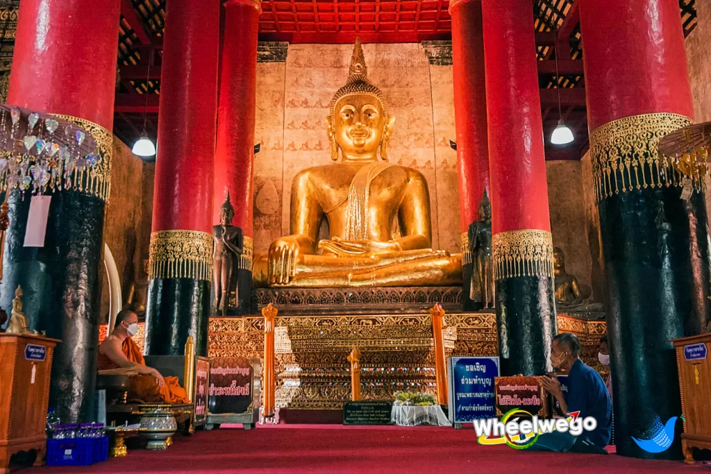 พระเจ้าหลวงเป็นพระพุทธรูปปางมารวิชัย ขัดสมาธิ ปูนปั้นลงรักปิดทอง ขนาดหน้าตักกว้าง 4.50 เมตร สูง 6 เมตร ศิลปะสมัยล้านนา ประดิษฐานอยู่ในวิหารหลวงวัดพระธาตุช้างค้ำแห่งนี้