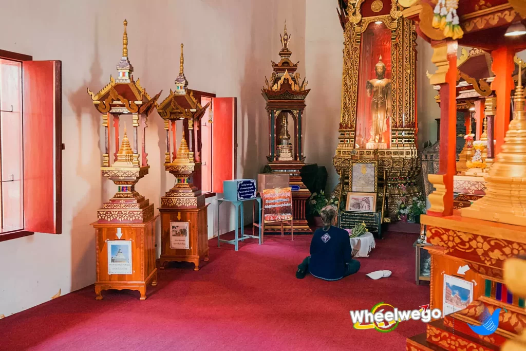 คุณยายไหว้สักการะพระพุทธรูปสำริดยืนปางประทานอภัย