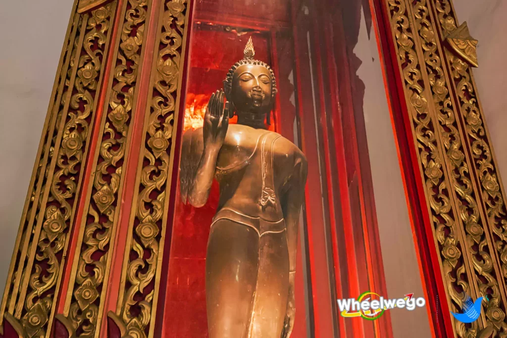 พระพุทธรูปสำริดยืนปางประทานอภัย อายุราวครึ่งหลังพุทธศตวรรษที่ 19 ตรงกับสมัยสุโขทัยตอนปลาย