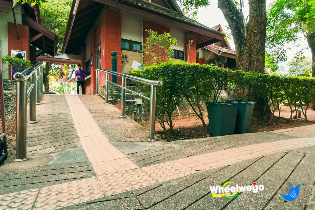 ทางลาดพื้นที่ห้องน่ำสำหรับคนพิการ