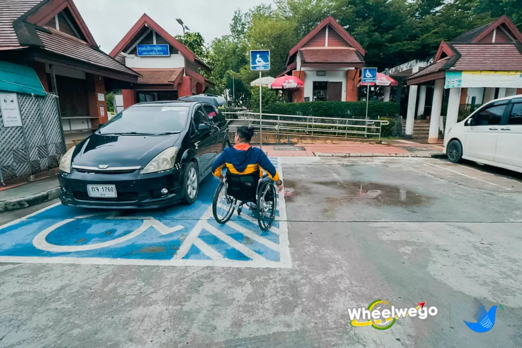 จุดจอดรถสำหรับคนพิการและผู้สูงอายุมีให้บริการด้านข้างศูนย์บริการนักท่องเที่ยว