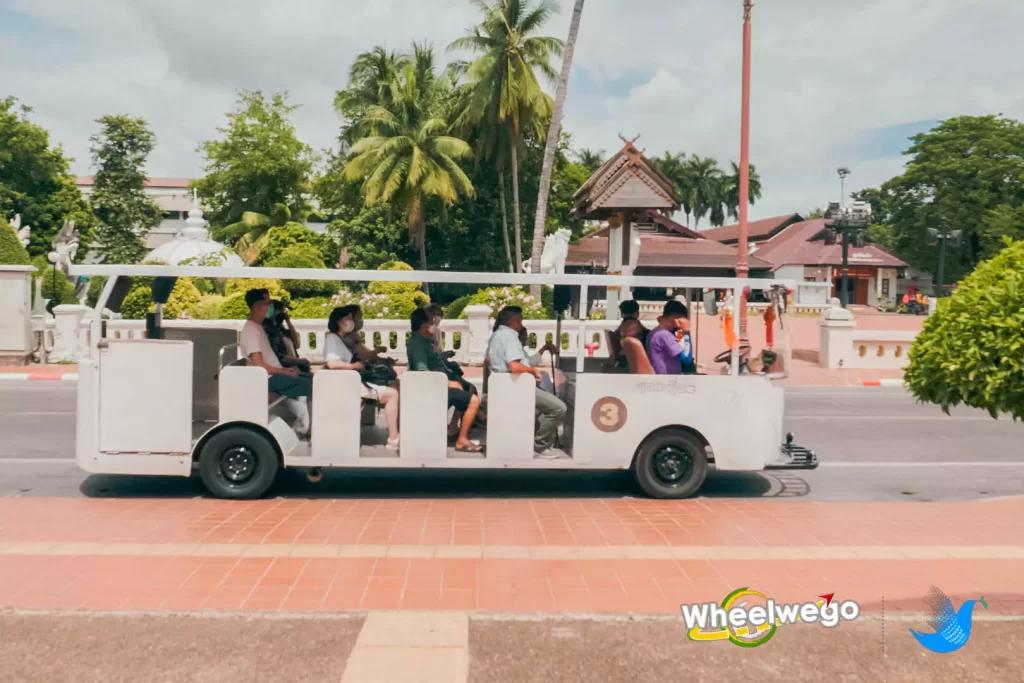 บริการรถราง ชมเมืองน่าน ซึ่งค่าบริการ เพียงท่านละ 30 บาทก็สามารถเพลิดเพลินการการชมเมืองน่านได้อย่างสะดวก