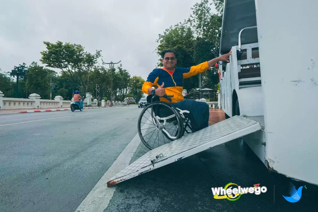 ทางลาดสำหรับการขึ้นรถรางชมเมืองน่าน สะดวกต่อผู้พิการในการใช้งาน