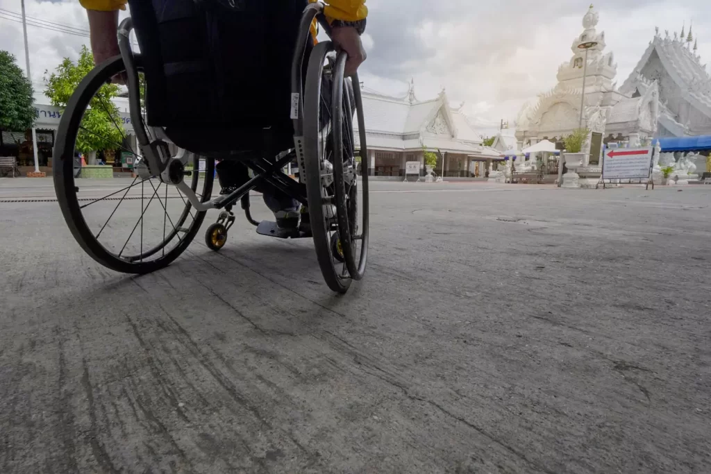 สภาพพื้นที่รอบบริเวณวัดเป็นพื้นปูนเรียบ สะดวกต่อการเข้าถึงพื้นที่