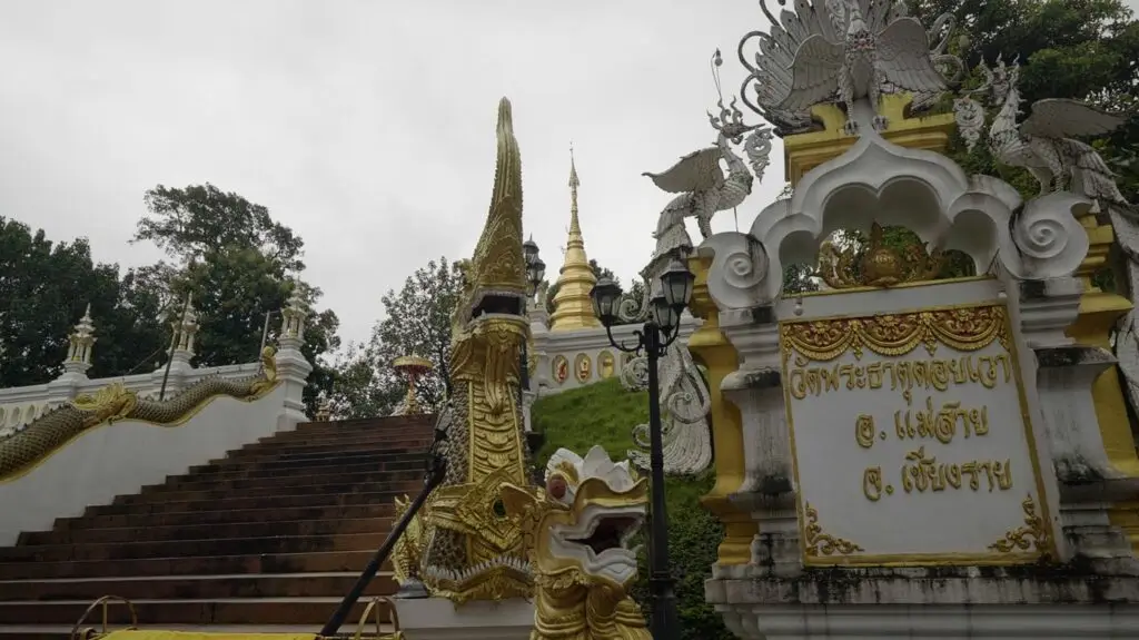 ทางขึ้นบริเวณพระธาตุเป็นบันได