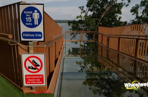 สะพานกระจกรองรับคนจำนวน 15 คน