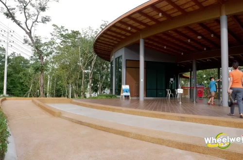 ทางลาดบริเวณหน้าทางเข้าอาคารสิรินธารประภากรจัดให้อยู่บริเวณด้านหน้าอาหาร