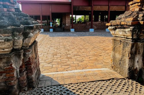 บริเวณทางเข้าวัดเป็นพื้นอิฐ การปั่นรถอาจมีสะดุดบ้าง