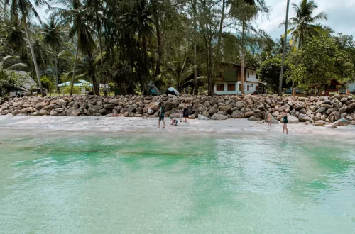 กางเต็นท์ริมหาด