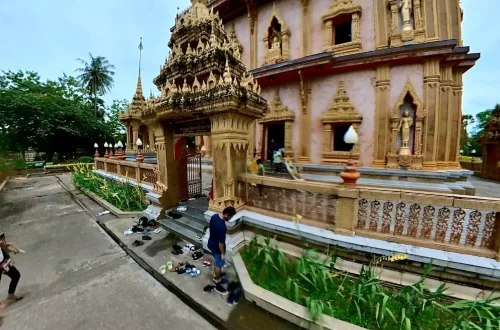 ทางเข้าเจดีย์เป็นขั้นบันได