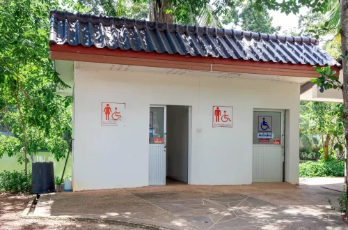 มีห้องน้ำสำหรับผู้พิการและผู้สูงอายุ