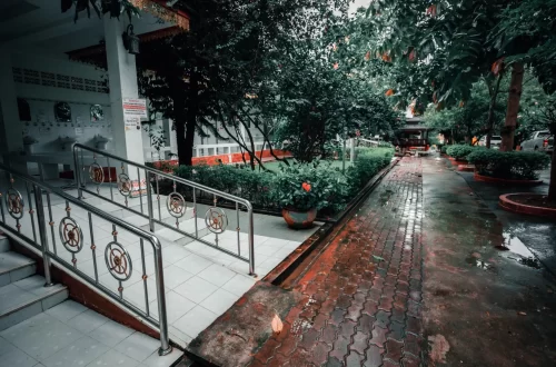 ทางลาดบริเวณหน้าห้องน้ำ บริเวณด้านหลังวัด