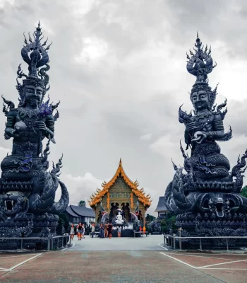 ด้านหน้าวัดมีซุ้มประตูที่มีความงดงามและยิ่งใหญ่ ด้วยงานปั้นพญานาคท้าวมุจลินทร์ และปู่ศรีสุทโธ