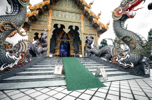 ทางลาดเพื่อเข้าสู่พระอุโบสถ