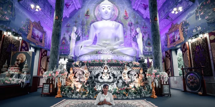 โดยภายในวิหารเป็นที่ตั้งของพระประธานสีขาวที่มีความงดงาม “พระพุทธรัชมงคลบดีตรีโลกนาถ” มีความ สูง 6.50 เมตร หน้าตักกว้าง 5 เมตร