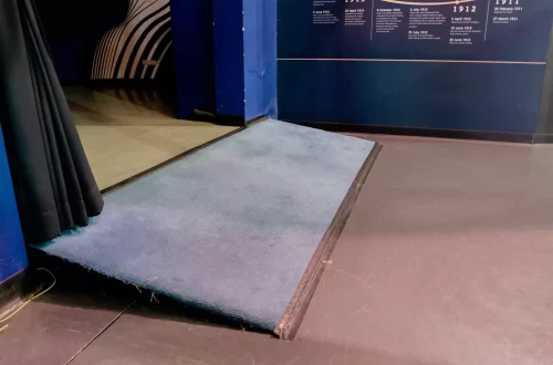 บริเวณจุดเชื่อมต่ออาคารได้จัดให้มีทางลาดทุกจุด