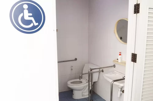 มีห้องน้ำสำหรับผู้พิการและผู้สูงอายุไว้ข้างๆ ลานจอดเครื่องบิน