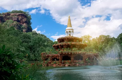 เจดีย์พิพิธภัณฑ์มรรค 8 ข้างหลังเป็นวิวภูทอก