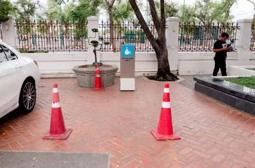 จุดจอดรถสำหรับคนพิการและผู้สูงอายุ มีให้บริการบริเวณด้านหน้าทางเข้า