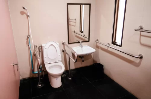 จัดให้มีห้องน้ำสำหรับคนพิการและผู้สูงอายุบริเวณด้านหลัง