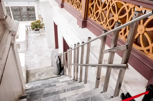 มีรางลิฟท์สำหรับรถวีลแชร์