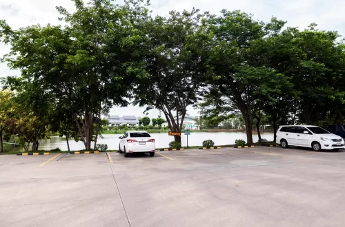 ที่จอดรถรวม